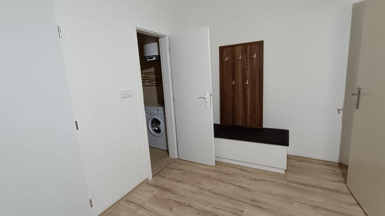 Hallway - view to the bathroom